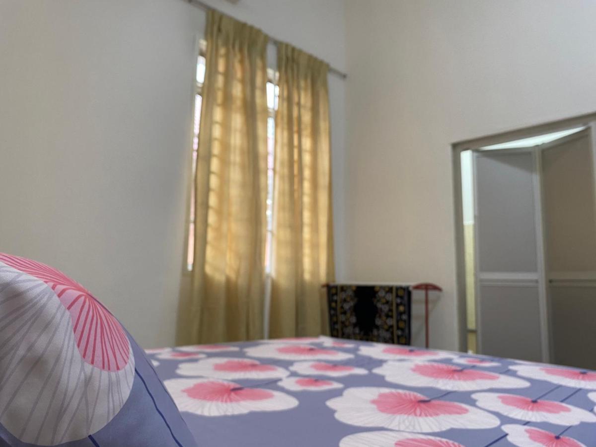 Cempaka Homestay Parit Raja Exterior photo