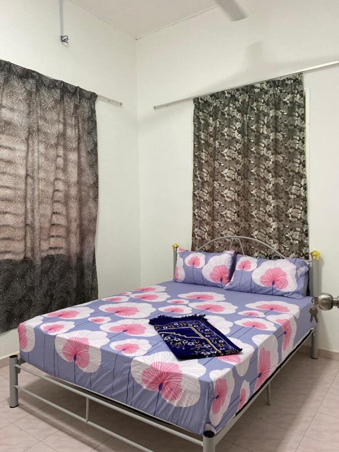 Cempaka Homestay Parit Raja Exterior photo